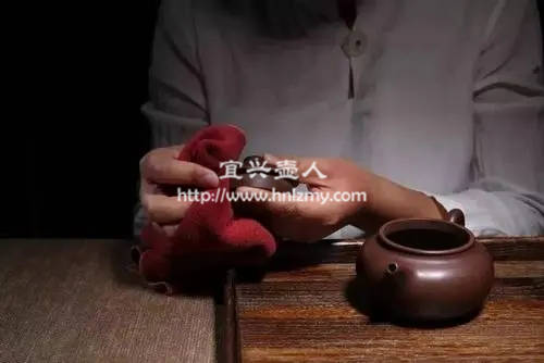 紫砂壺清洗后要用柔軟的毛巾擦干