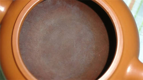 紫砂壺干后壺內(nèi)有灰白色如何處理