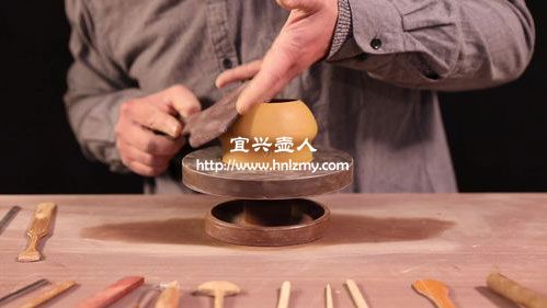制作紫砂壺必須拍打成型