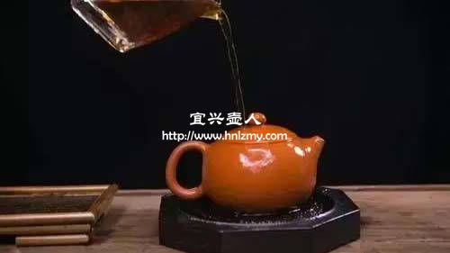 紫砂壺遇熱水有氣味怎么回事