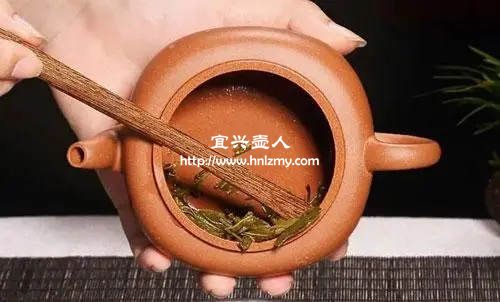 紫砂壺泡完茶葉怎么快速倒出來