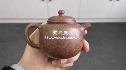 一把紫泥制作的紫砂壺