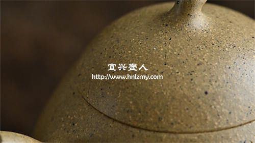 段泥紫砂壺的顆粒感比較明顯