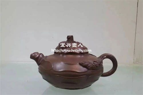 宜興陶瓷博物館的館藏文物——天青泥的風卷葵紫砂壺的實物(清末楊鳳年制)