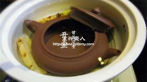 紫砂壺浸泡在茶水中能幫助養壺嗎