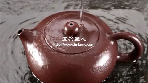 真紫砂壺澆完熱水會有味道嗎