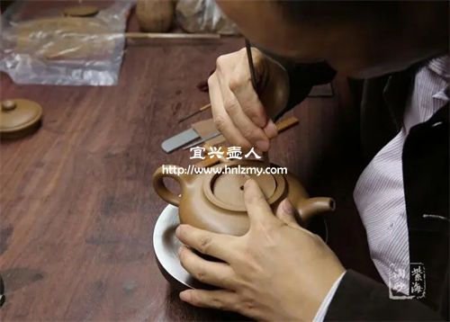 工藝師在制作壺蓋