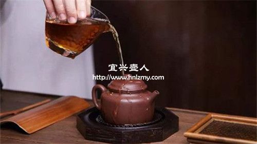 熱水澆淋紫砂壺進行開壺