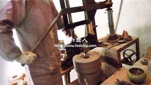 制作機(jī)車紫砂壺的滾壓機(jī)