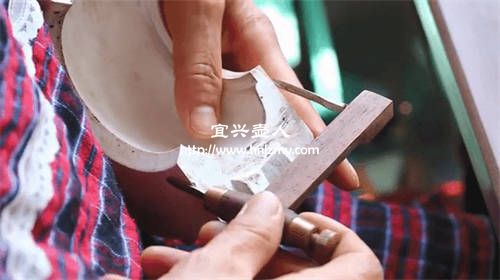 機(jī)車壺滾壓成型過(guò)程中會(huì)在壺內(nèi)留下一些痕跡