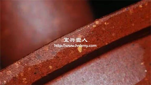 原礦泥料的沙粒是不均勻的，化工壺一般比較均勻