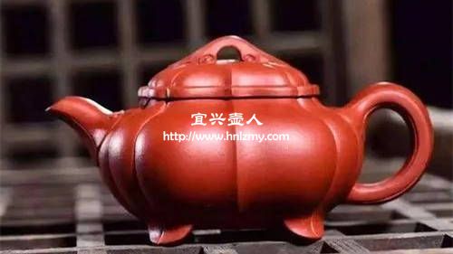 添加氧化鈷調(diào)色而成的綠色紫砂壺和藍(lán)色紫砂壺
