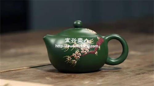 一把綠色的花器紫砂壺