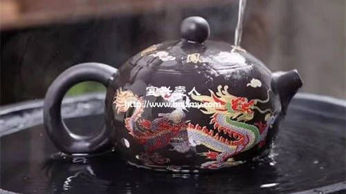 為什么紫砂壺遇熱水顏色會變深