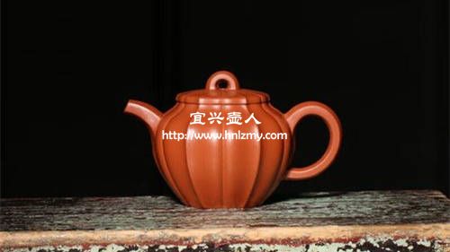 一把底槽清泥料制作的筋紋壺
