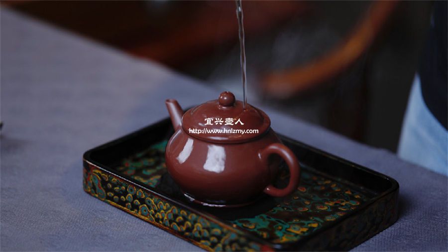 茶壺倒上熱水有吸水性是化工壺嗎