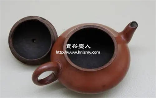 長時間使用造成紫砂壺內部大量黑色茶垢
