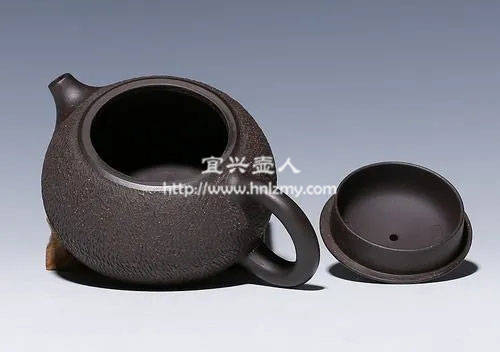 使用焐灰工藝制作黑色紫砂壺的過程