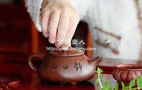 紫砂壺上面的白色水垢怎么祛除