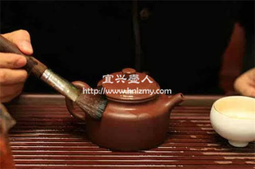 紫砂壺澆淋茶湯后要涂抹均勻