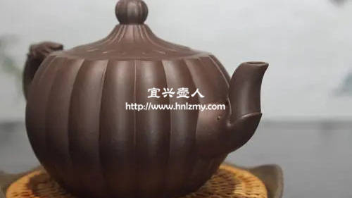 筋紋器的造型菊蕾壺
