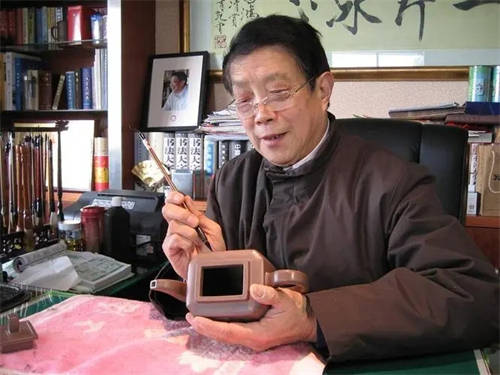 李昌鴻大師正在制作紫砂壺